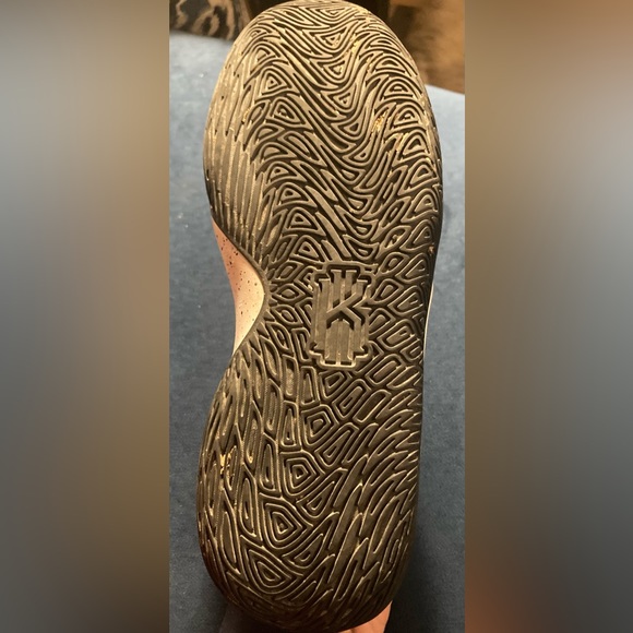 Boys Nike Kyrie Flytrap - size 6 - Picture 4 of 4